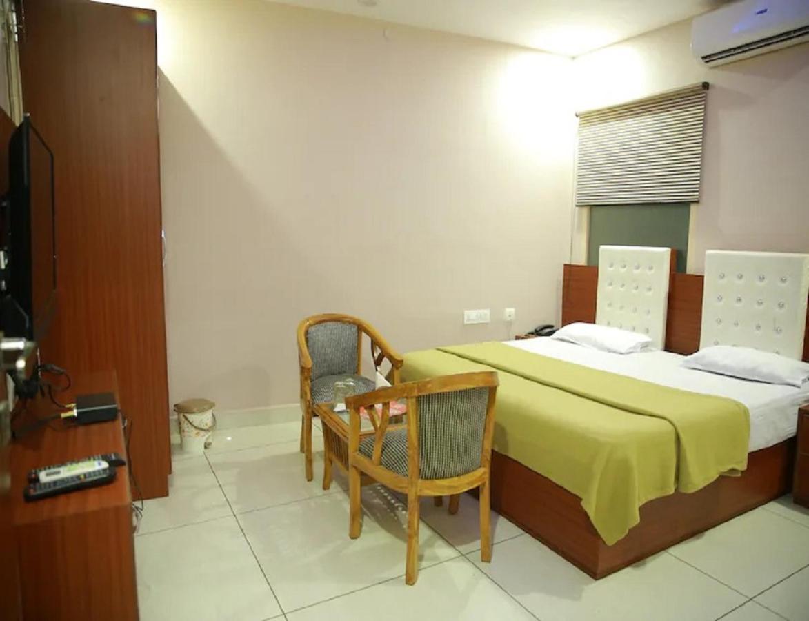Hotel Kings, Rohtak Esterno foto